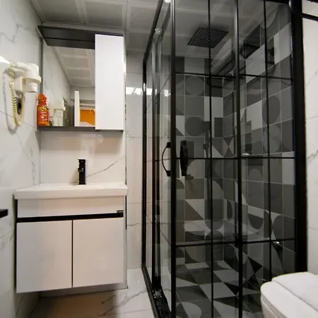 Paris Garden מלון